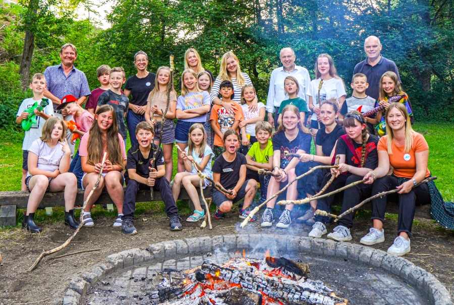 Erlebten gemeinsam ein Abenteuer der besonderen Art – Teilnehmende des Ferienzeltlagers mit (hintere Reihe v.l.) dem Leiter des Kreisjugendamtes Paderborn, Günther Uhrmeister, Judith Schopnie, Trainee Vanessa Köster, Jessica Nolte, Landrat Christoph Rüther, Manfred Melcher und (vordere Reihe rechts) Trainee Vanessa Vielmeyer vom Kreisjugendamt Paderborn © Presseamt Kreis Paderborn